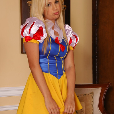 Sandy Summers - Sexy Snow White